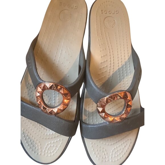 NWOT Womens Size 10 Crocs Brown Sandals Rose Gold Studded Oval Accents Slip-On - Picture 7 of 7
